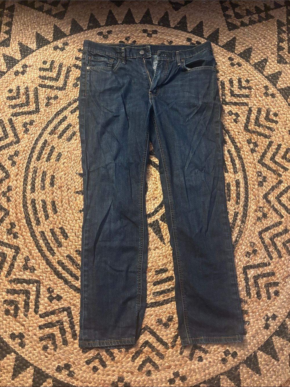 dark wash levi’s straight jeans